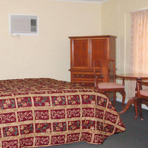 هيميت Royal Inn And Suites الغرفة الصورة